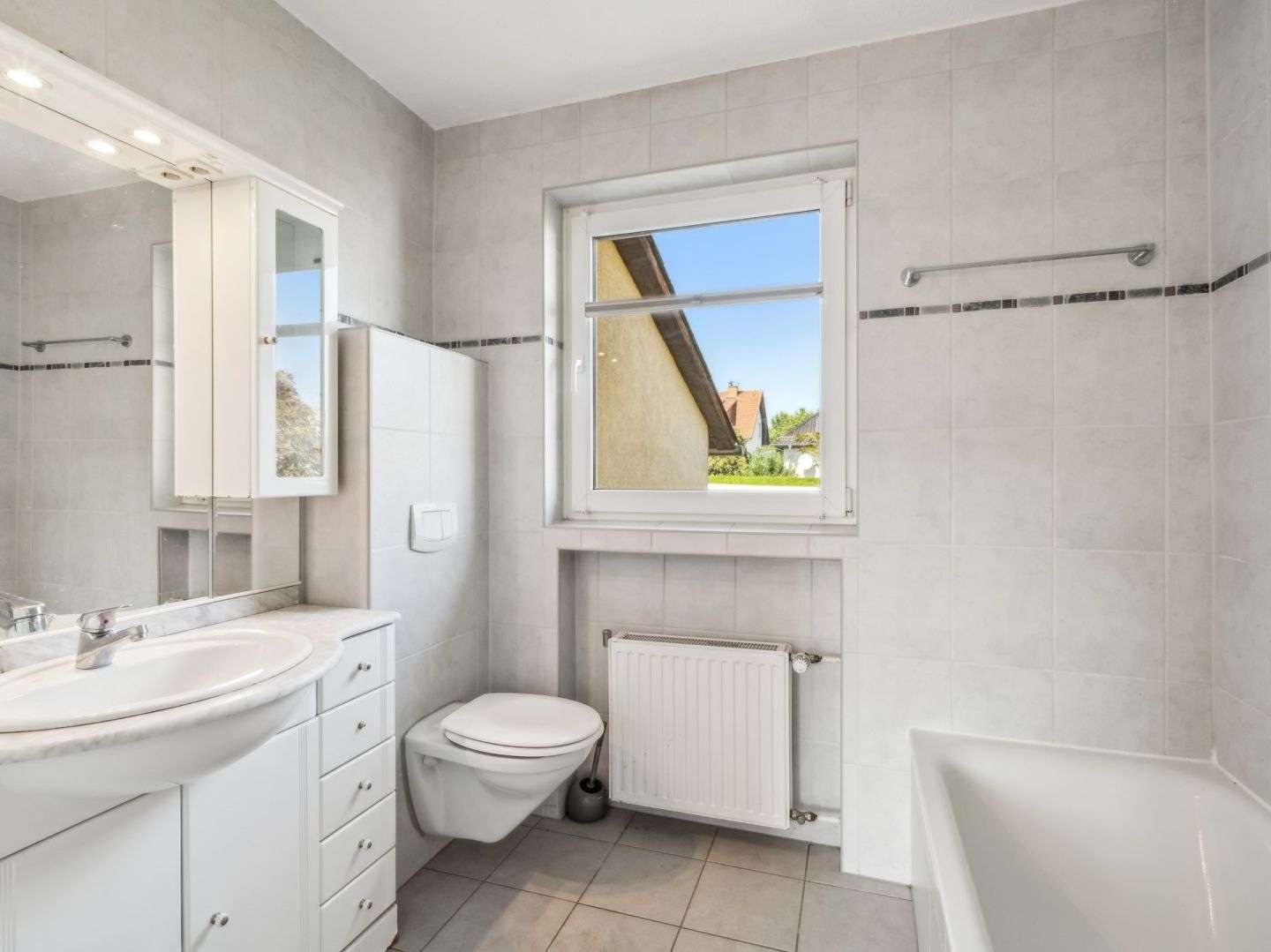 Immobilie in Hünstetten - Modernes ebenerdiges Haupthaus mit zusätzlichen 4 voll vermieteten Wohnungen in idyllischer Lage  - Bild 5