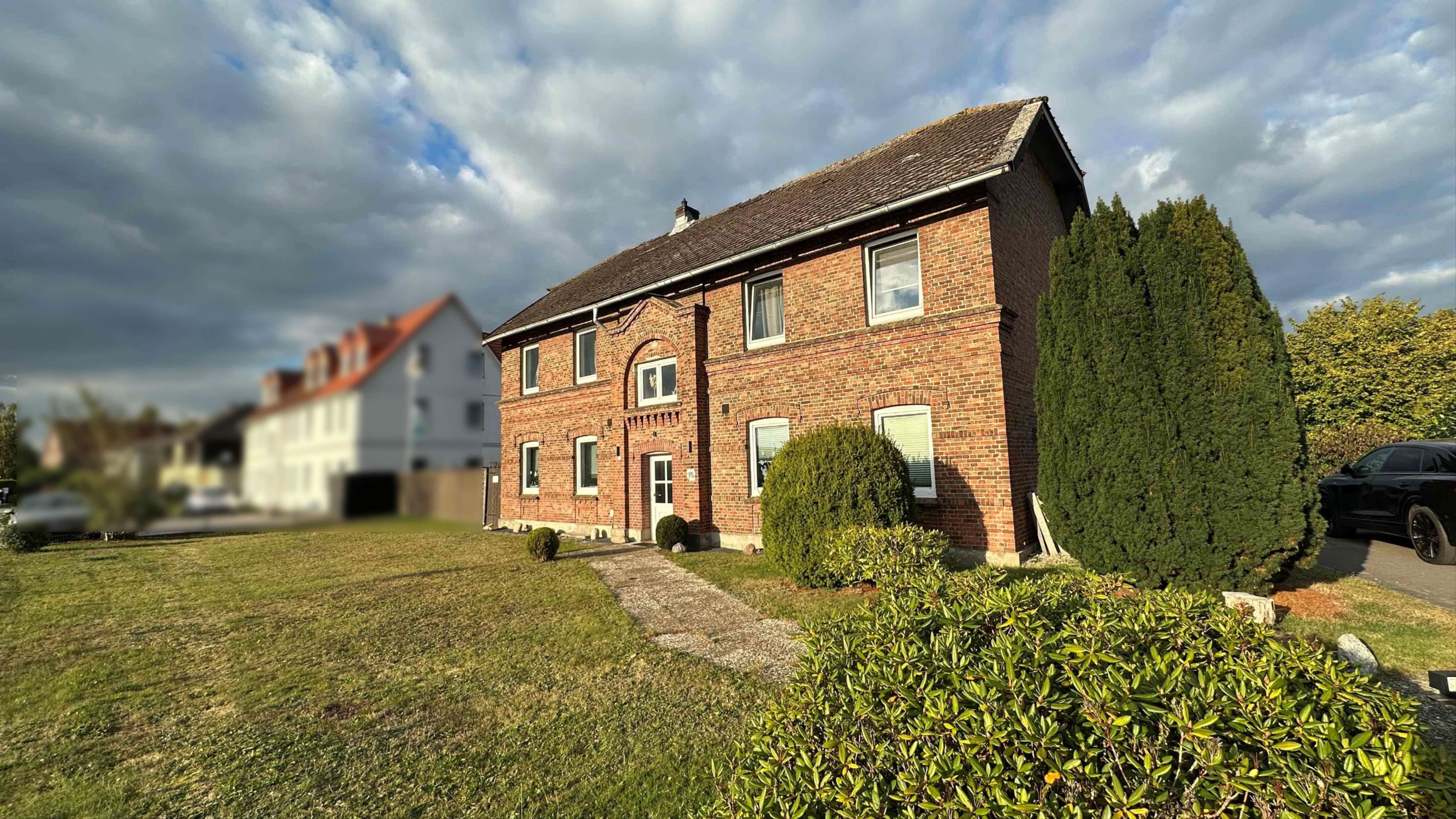 Solides, kleines Mehrfamilienhaus mit Vollkeller und Doppelgarage in Moorrege, Pinneberg Kreis – Bild 2