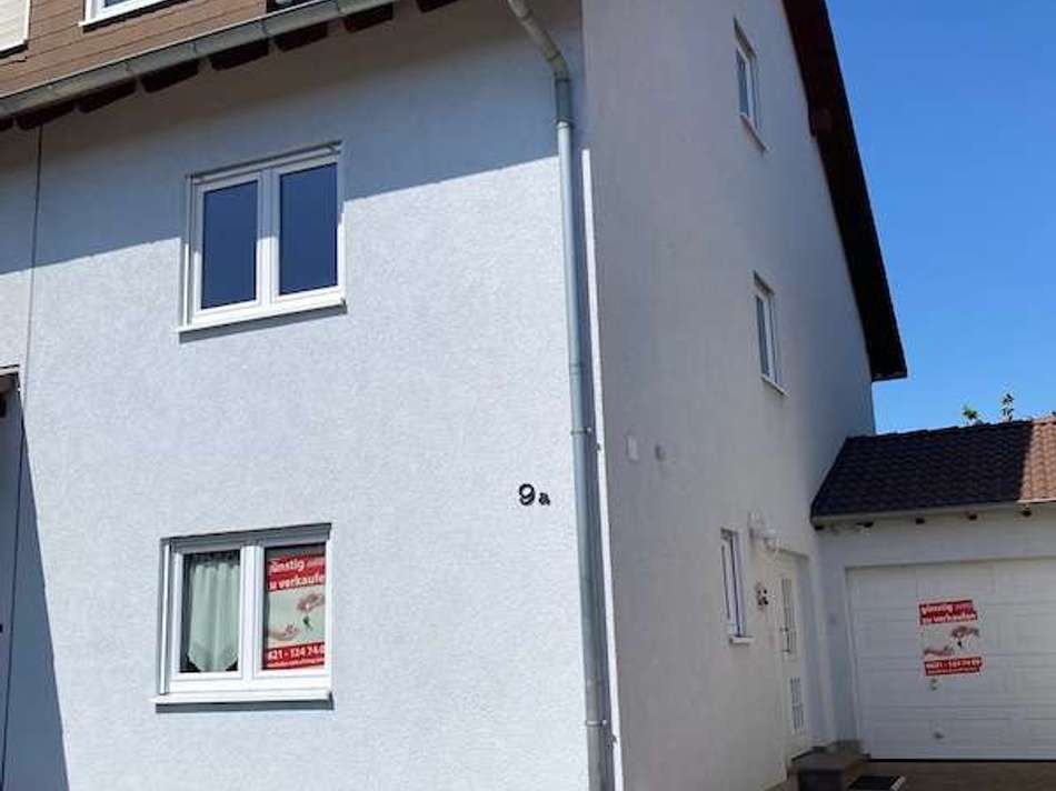 Strassenfassade/Garage