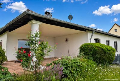 Großzügiger Bungalow in Massivbauweise mit Traumgarten, Terrasse und Doppelgarage!