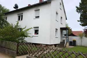 Zweifamilienhaus mit Entwicklungspotenzial in ruhiger Lage von Illertissen-Au – Die vollständige Adresse der Immobilie erhältst du vom Anbieter., 89257 Illertissen – Vorschaubild 1