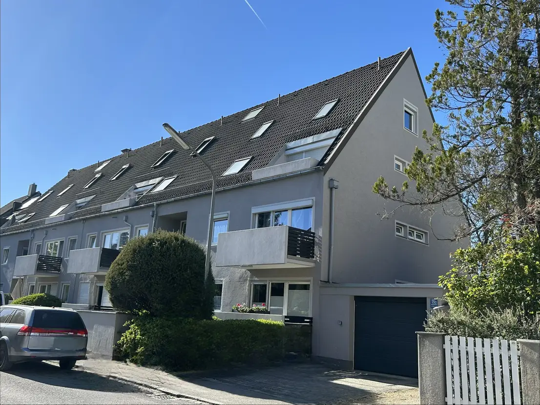 Investieren mit Perspektive! Vermietete 2-Zimmer-DG-Wohnung mit Südbalkon in Solln