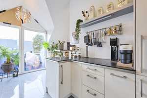 Lichtdurchflutete, charmante Dachgeschosswohnung mit Südbalkon in bester Lage! – München – Vorschaubild 4