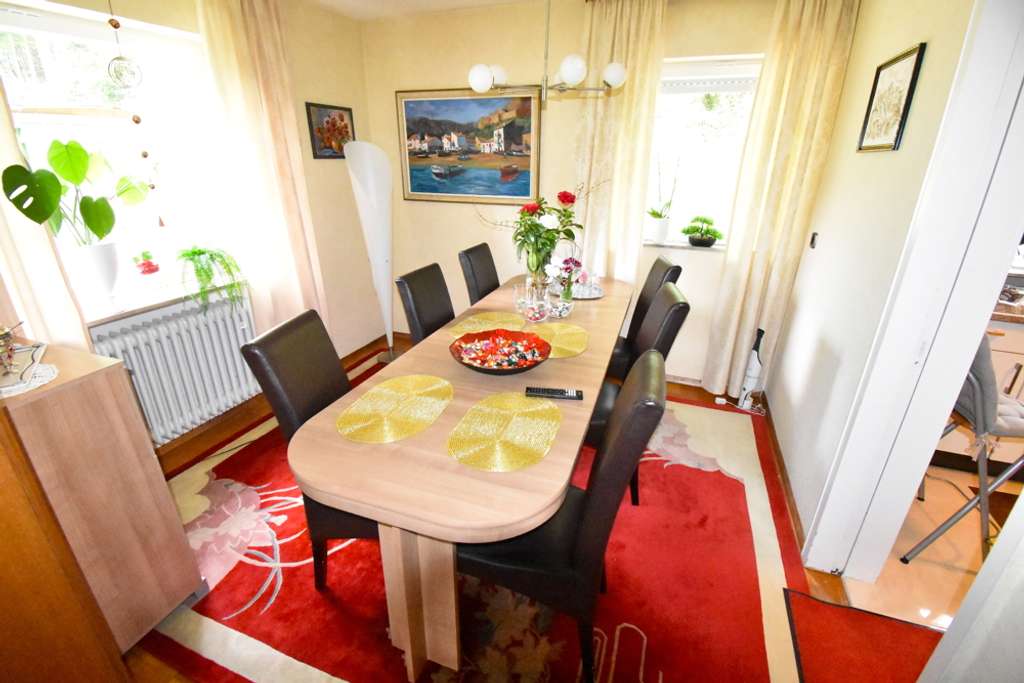 Immobilie in Bad Liebenzell - **Wohnen auf der Sonnenseite**Großzügiges Einfamilienhaus mit Einliegerwohnung in Waldrandlage** - Bild 2