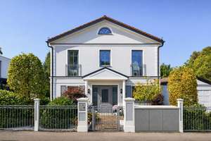 Stilvolle Villa mit traumhaftem Garten. Idyllische Lage zum Wohlfühlen.
