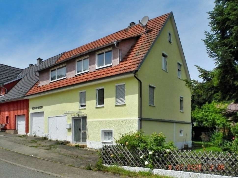 ! Albstadt ! Einfamilienwohnhaus mit Einliegerwohnung in attraktiver Wohnlage von Albstadt-Pfeffinge, Zollernalbkreis – Bild 1