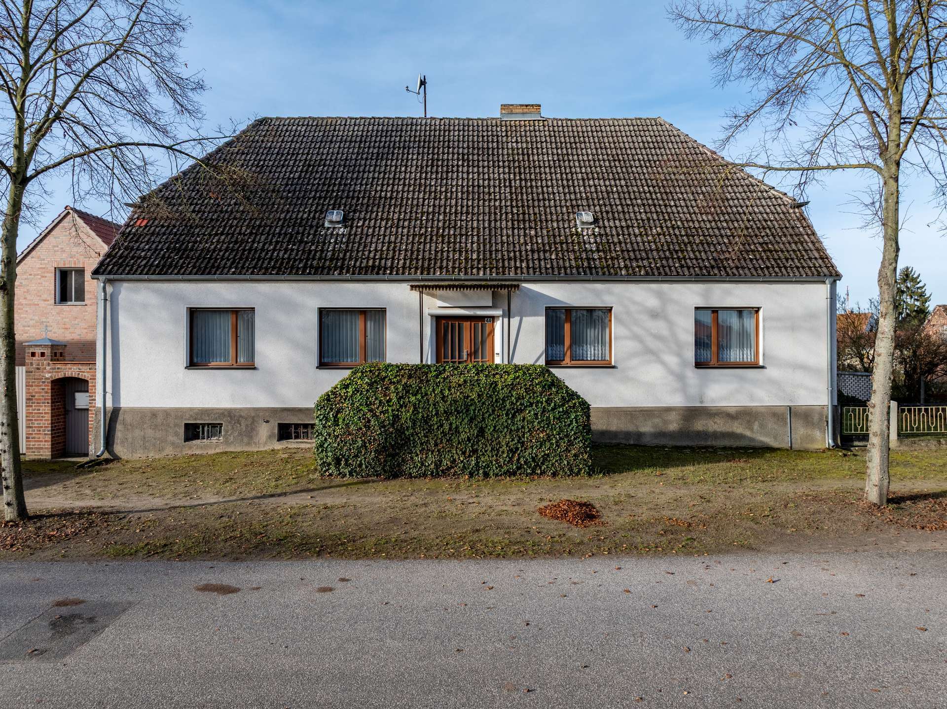 Geräumiges Einfamilienhaus & 2 Garagen auf großem Grundstück vis a vie zum Schlosspark Neuhardenberg, Märkisch Oderland Kreis – Bild 2