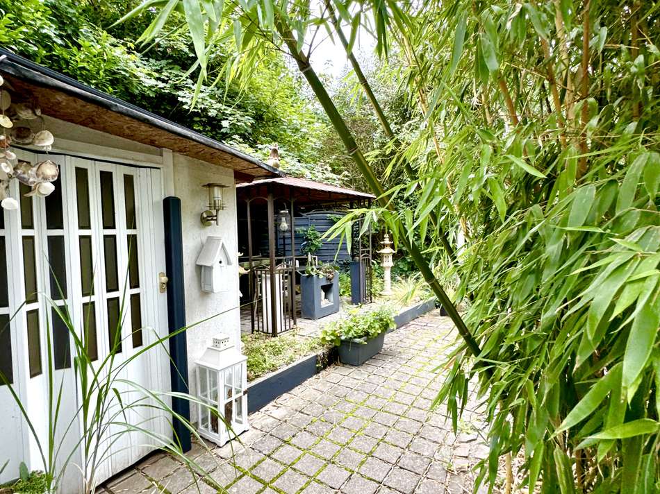 Bambus weg zum Grillhäuschen