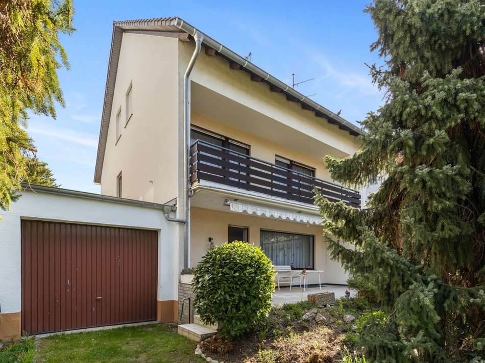 Außenansicht mit Garage