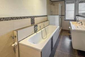 Bezugsfreie 4-Zimmer-Wohnung mit Balkon und zwei Bädern im Herzen von Fürth – Die vollständige Adresse der Immobilie erhältst du vom Anbieter., 90762 Altstadt, Innenstadt, Fürth – Vorschaubild 9