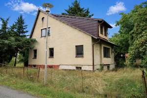 Bezugsfrei! Großes Einfamilienhaus mit enormen Potenzial auf weitläufigen Grundstück! – Die vollständige Adresse der Immobilie erhältst du vom Anbieter., 15738 Zeuthen – Vorschaubild 1