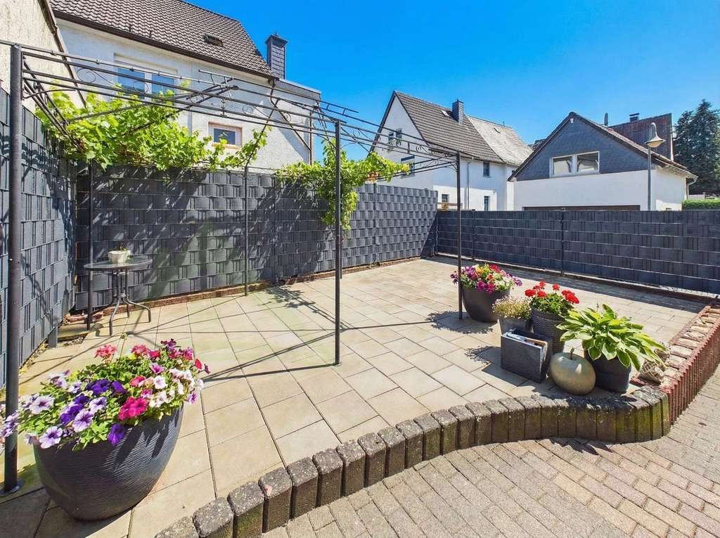 Immobilie in Mengerskirchen - Jetzt ins Eigenheim starten – Stilvoll modernisiertes Haus mit Außenbereich - Bild 2