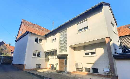 Großes Zweifamilienhaus mit Gartengrundstück und Nebengebäude in Schaidt