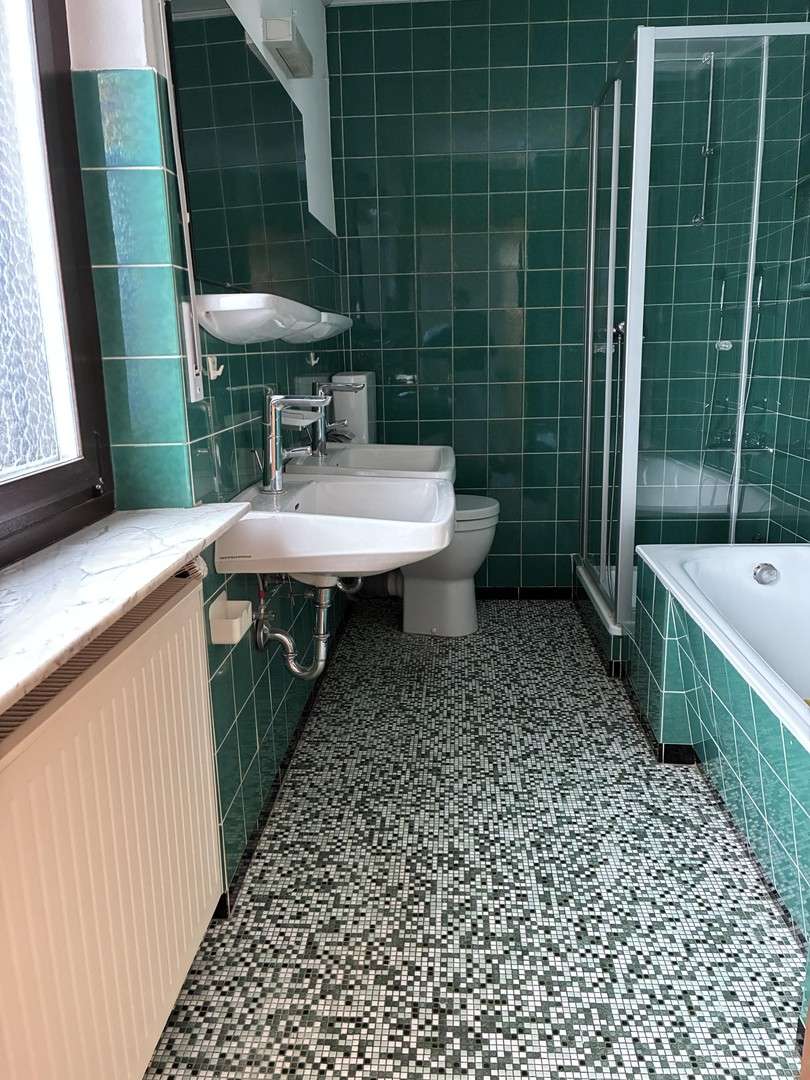 Immobilie in Markt Erlbach - Einfamilienhaus mit Balkon, Keller, 2 Garagen, 3 Carports und Hobbyraum (346 m² Wohn- u. Nutzfläche) - Bild 11