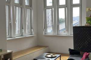 Komplett sanierte 4,5 ZKB Altbauwohnung mit sep. WC und großer Küche in herrschaftlichem Altbau!