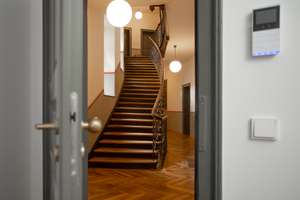 Stilvolles Wohnen über den Dächern: Exklusive 3-Zimmer-DG-Wohnung bezugsfertig möbliert gegen Ablöse – St.-Bonifatius-Str. 1, 81541 Obergiesing, München – Vorschaubild 12