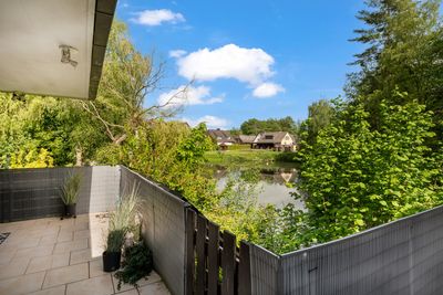 Exklusives Wohnen am Wasser-stilvolles Refugium mit eigenem Teichanteil und Panoramaterrasse
