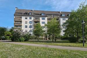 Ihr neues Zuhause in Augsburg: Großzügige 4-Zimmer-Wohnung mit Loggia inkl. TG-Stellplatz