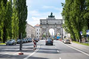 Sonne. Grün. Und zwei Balkone. – Luxemburgerstr 8, 80805 Münchner Freiheit, München – Vorschaubild 19