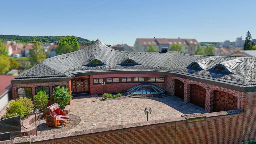 Immobilie in Karlstadt - Wo Wohnen zur Lebenskunst wird: Exklusive Villa mit Spa-Oase und Traumgarten - Bild 1