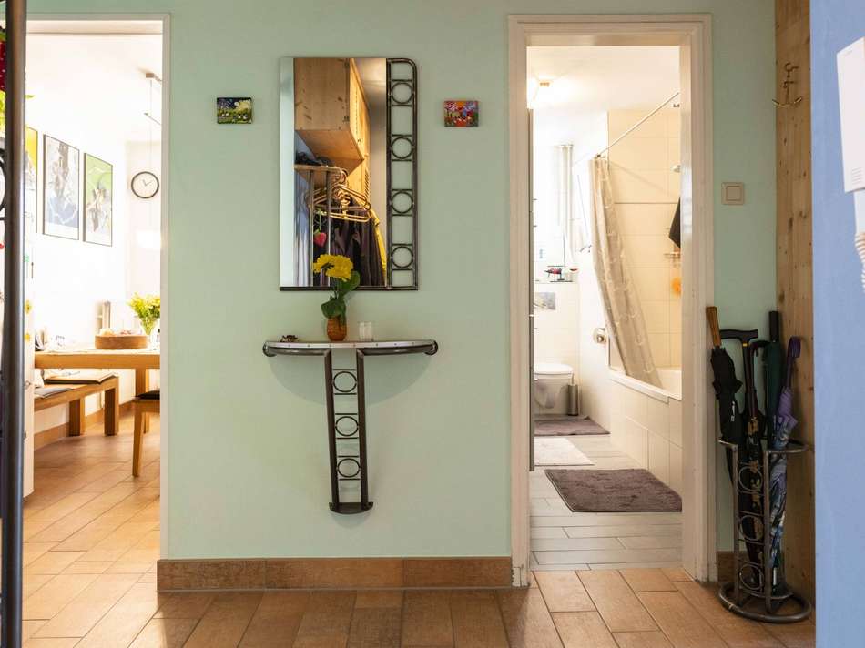 Flur mit Blick in Küche und Ba