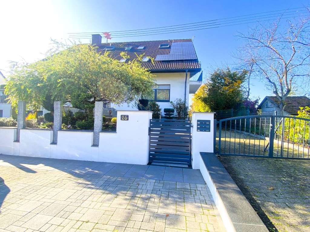 Immobilie in Staufen im Breisgau - Provisionsfrei* Einmaliges saniertes 3FH, energetisch modernisiert - Bild 1