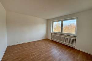 Schöne familienfreundliche 4-Zimmer-Wohnung mit Loggia nähe Augsburg-Kuhsee zu vermieten  – Mittenwalder Straße 16, 86163 Hochzoll-Süd, Augsburg – Vorschaubild 3