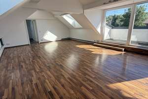 Großzügige Loft-Dachgeschosswohnung mit Terrasse und Blick auf Weinberge & Felder
