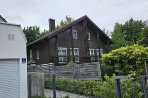 Familienfreundliche Doppelhaushälfte mit Balkon und Terrasse in München-Aubing