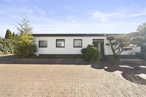 Zeitlose Architektur in bester Lage - Ansprechender Bungalow mit Potential und schönem Garten   – Die vollständige Adresse der Immobilie erhältst du vom Anbieter., 30559 Kirchrode, Hannover – Vorschaubild 2