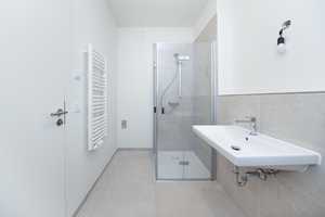 Schöne 4-Zimmer Wohnung mit Loggia und Einbauküche – Rosa-Kempf-Straße 21, 81248 München – Vorschaubild 3