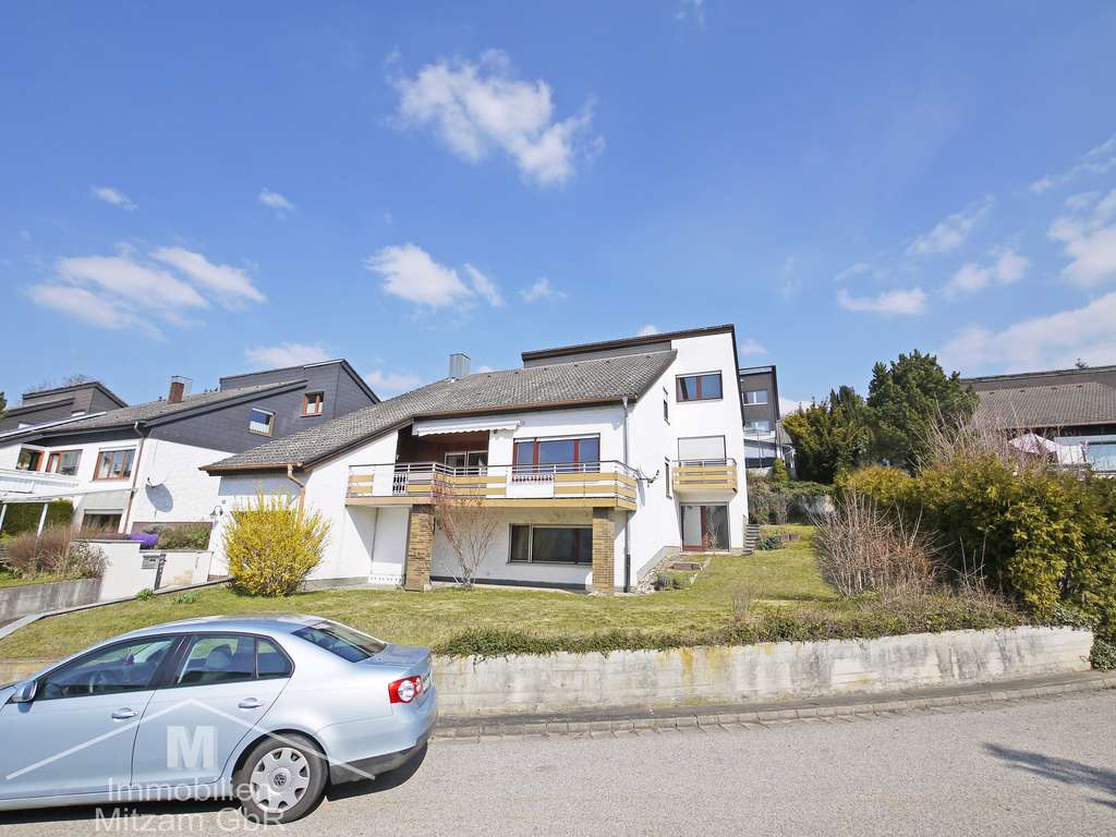 Immobilie in Greding - Einfamilienhaus mit besonderer Architektur und hohem Modernisierungpotenzial in sonniger Lage - Bild 1