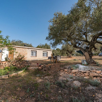 Landhaus mit 3 Schlafzimmern und 1 Badezimmer ohne Strom- und Wasseranschluss