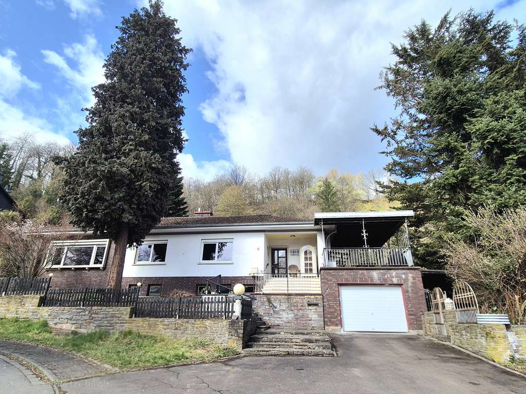 Immobilie in Lauterecken - Wohnen, wo andere Urlaub machen: Freistehender Bungalow mit verwunschenem Garten und Weitblick - Bild 0