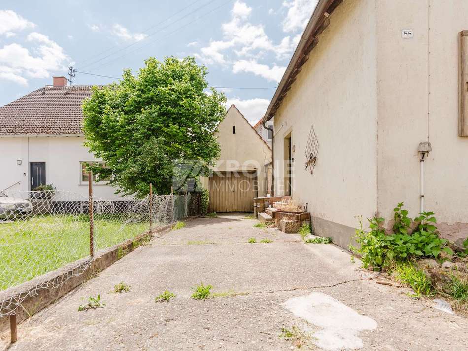 VG: Einfahrt + Garage