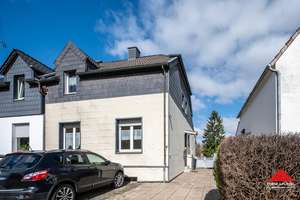Einfamilienhaus mit Anbau und zwei Kfz-Stellplätzen in ruhiger Sackgassenlage