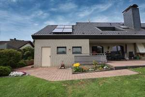 Großes Familienglück! Haus im Haus mit großem Garten, Fernblick und Garage.