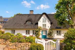reetgedecktes Friesenhaus in historischer Umgebung – Die vollständige Adresse der Immobilie erhältst du vom Anbieter., 25946 Nebel (Amrum) – Vorschaubild 1