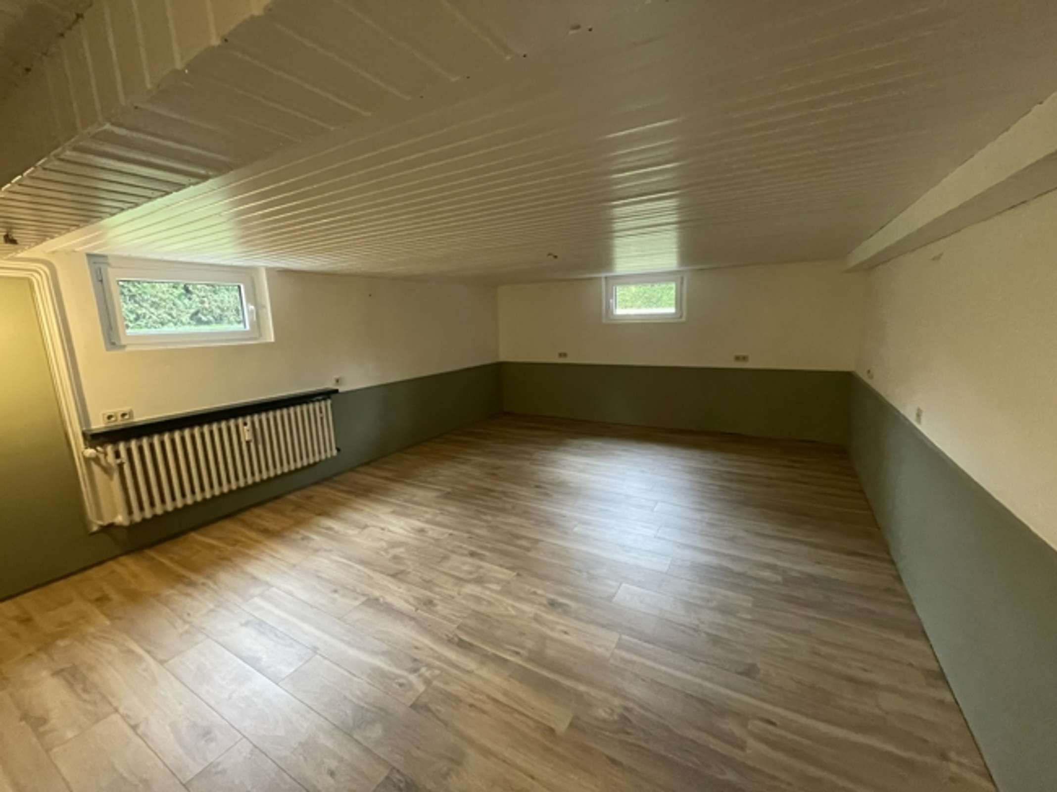 Eigennutzung und Kapitalanlage: Repräsentatives Zweifamilienhaus mit herrlichem Grundstück