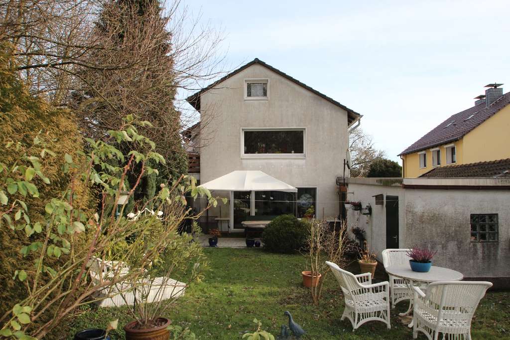 Immobilie in Holzwickede - Gepflegtes Zweifamilienhaus mit zwei Garagen in begehrter Feldrandlage von Holzwickede
 - Bild 1