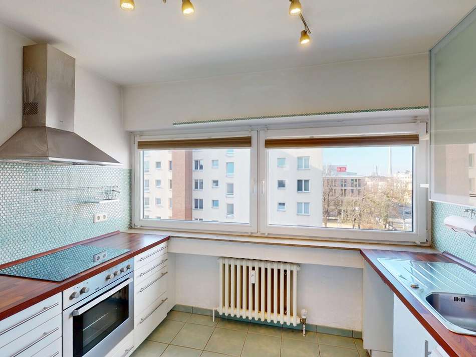 helle Küche mit EBK