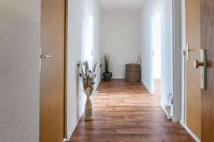 Hereinspaziert - gemütliche 3-Raum-Wohnung mit Balkon – Faleska-Meinig-Str. 6, 9122 Markersdorf, Chemnitz – Vorschaubild 1