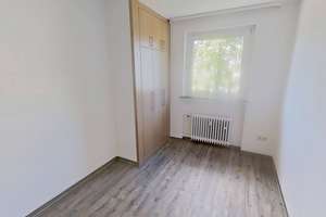 Viel Raum zum Leben: Gepflegte 4-Zimmer-Wohnung mit Balkon, Einbauschränken & 2 Bädern – Am Heilandsfrieden 15, 33104 Schloß Neuhaus, Paderborn – Vorschaubild 5