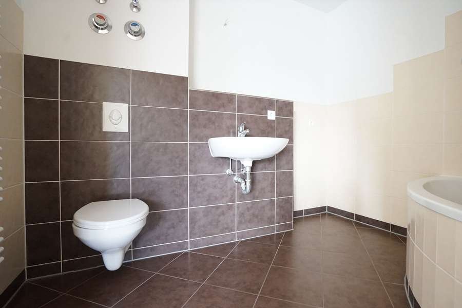 Badezimmer mit Badewanne .jpg