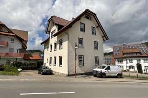 Zentral wohnen mit vielseitigen Möglichkeiten – Gepflegtes Mehrfamilienhaus mit Garten und Stellplät – Die vollständige Adresse der Immobilie erhältst du vom Anbieter., 78136 Schonach im Schwarzwald – Vorschaubild 3