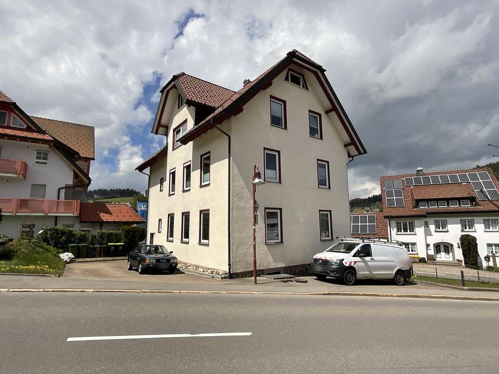 Immobilie in Schonach im Schwarzwald - Zentral wohnen mit vielseitigen Möglichkeiten – Gepflegtes Mehrfamilienhaus mit Garten und Stellplät - Bild 2