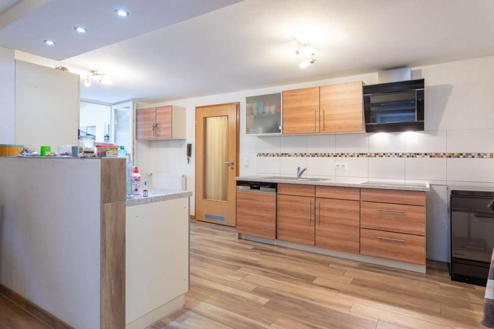 Immobilie in Hüfingen - Ehem. und teilsaniertes Bauernhaus im Dorfkern von Fürstenberg mit großem Ökonomieteil und Garagen - Bild 7