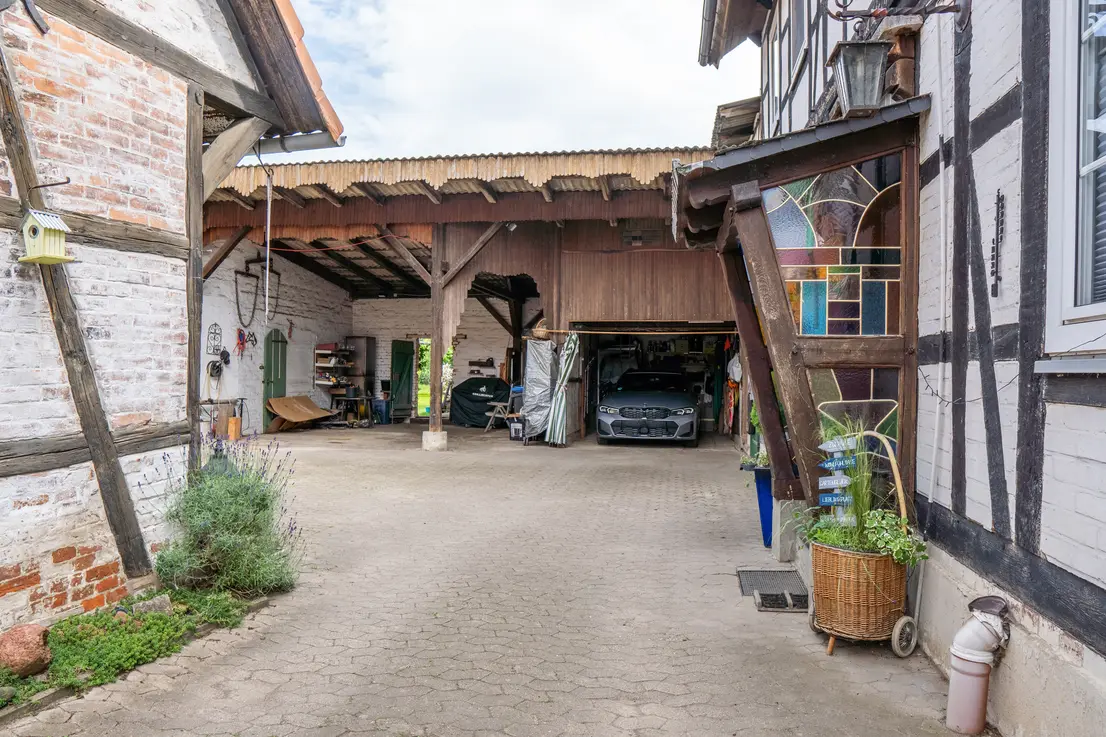 Großer Innenhof mit Stellmöglichkeiten