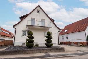 Charmantes Einfamilienhaus + Einliegerwohnung + großer Scheune – Gartenstraße 7, 74382 Neckarwestheim – Vorschaubild 1