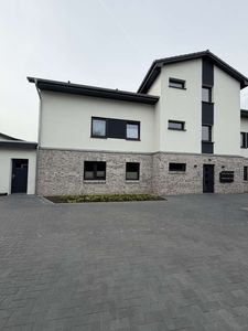 Moderne Erdgeschosswohnung mit Terrasse & Garten